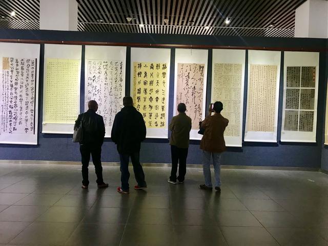 昆明这个艺术展有意思，书法和茶文化结合，作品拍卖资助留守儿童