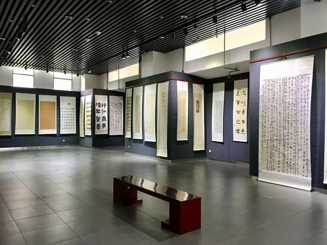 昆明这个艺术展有意思，书法和茶文化结合，作品拍卖资助留守儿童