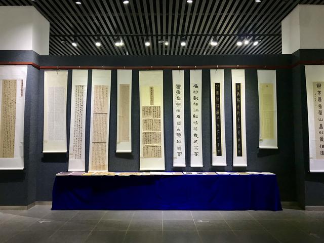 昆明这个艺术展有意思，书法和茶文化结合，作品拍卖资助留守儿童