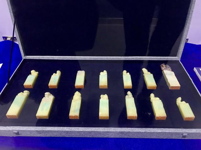 昆明这个艺术展有意思，书法和茶文化结合，作品拍卖资助留守儿童