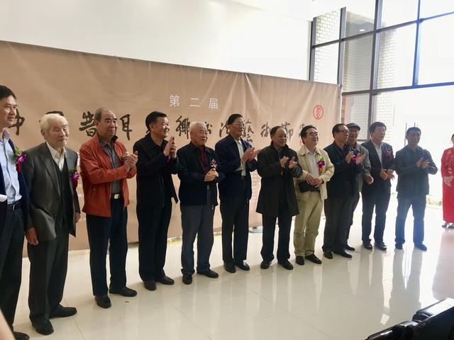 昆明这个艺术展有意思，书法和茶文化结合，作品拍卖资助留守儿童