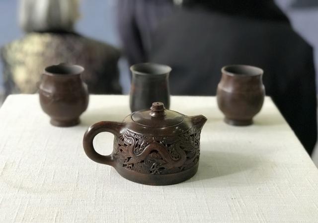 昆明这个艺术展有意思，书法和茶文化结合，作品拍卖资助留守儿童