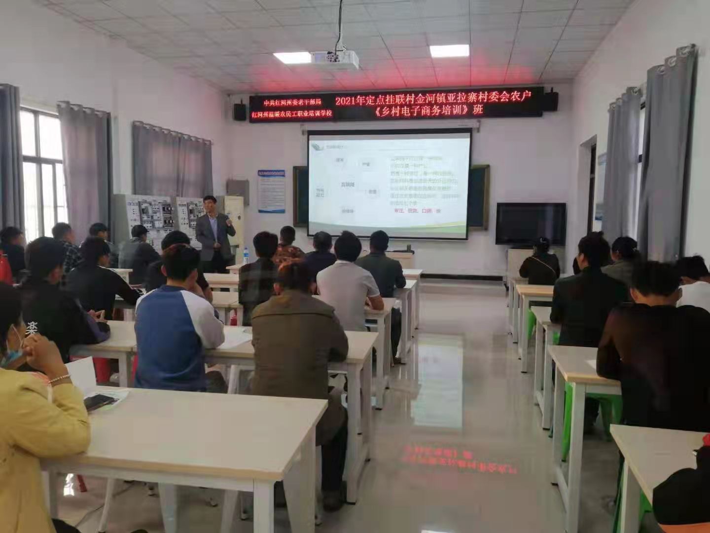 青年农民正在温暖农民工学校上课.jpg