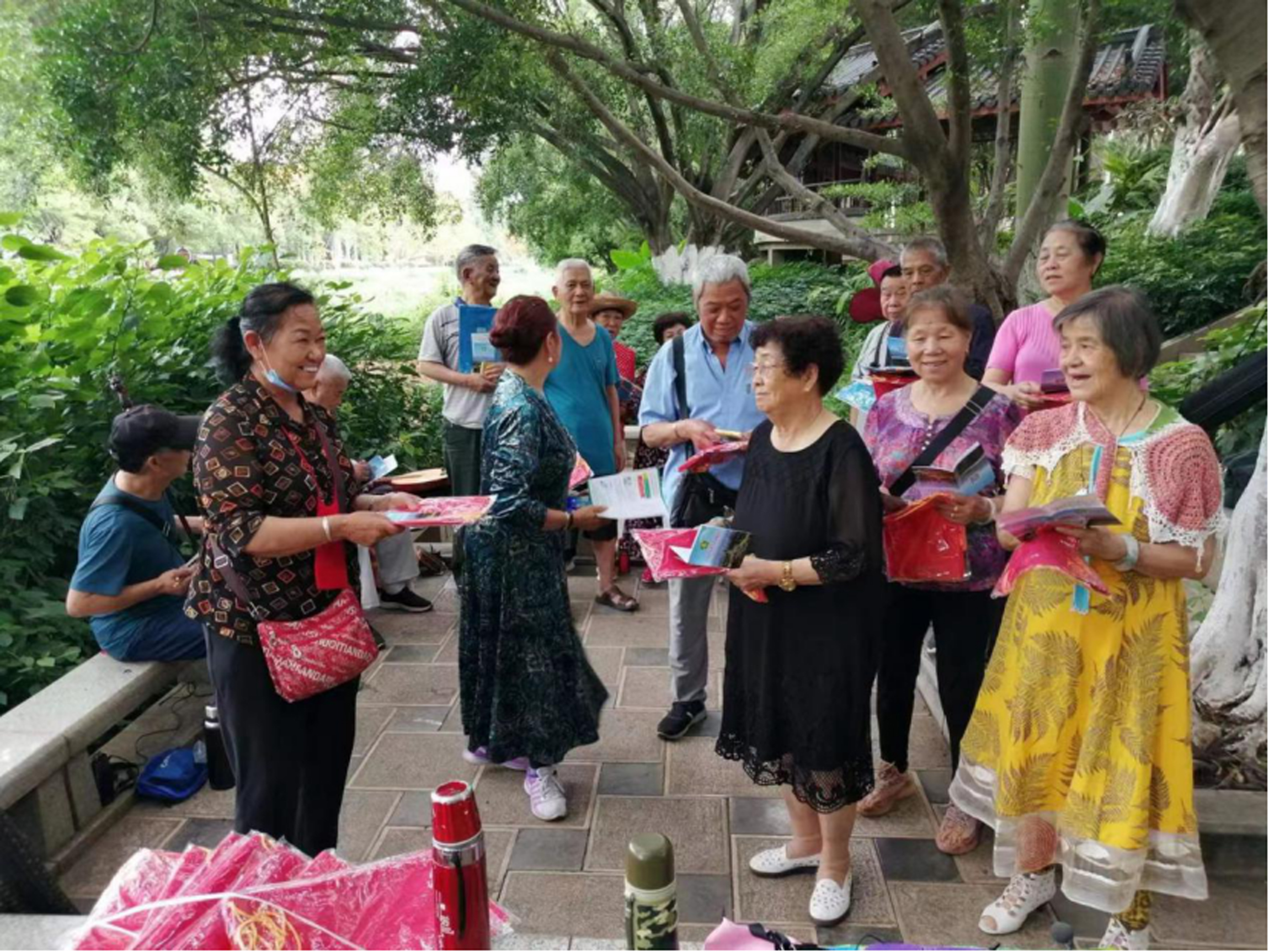 06罗玲（左一）向老人宣传党的政策（乐白道提供相片）.jpg