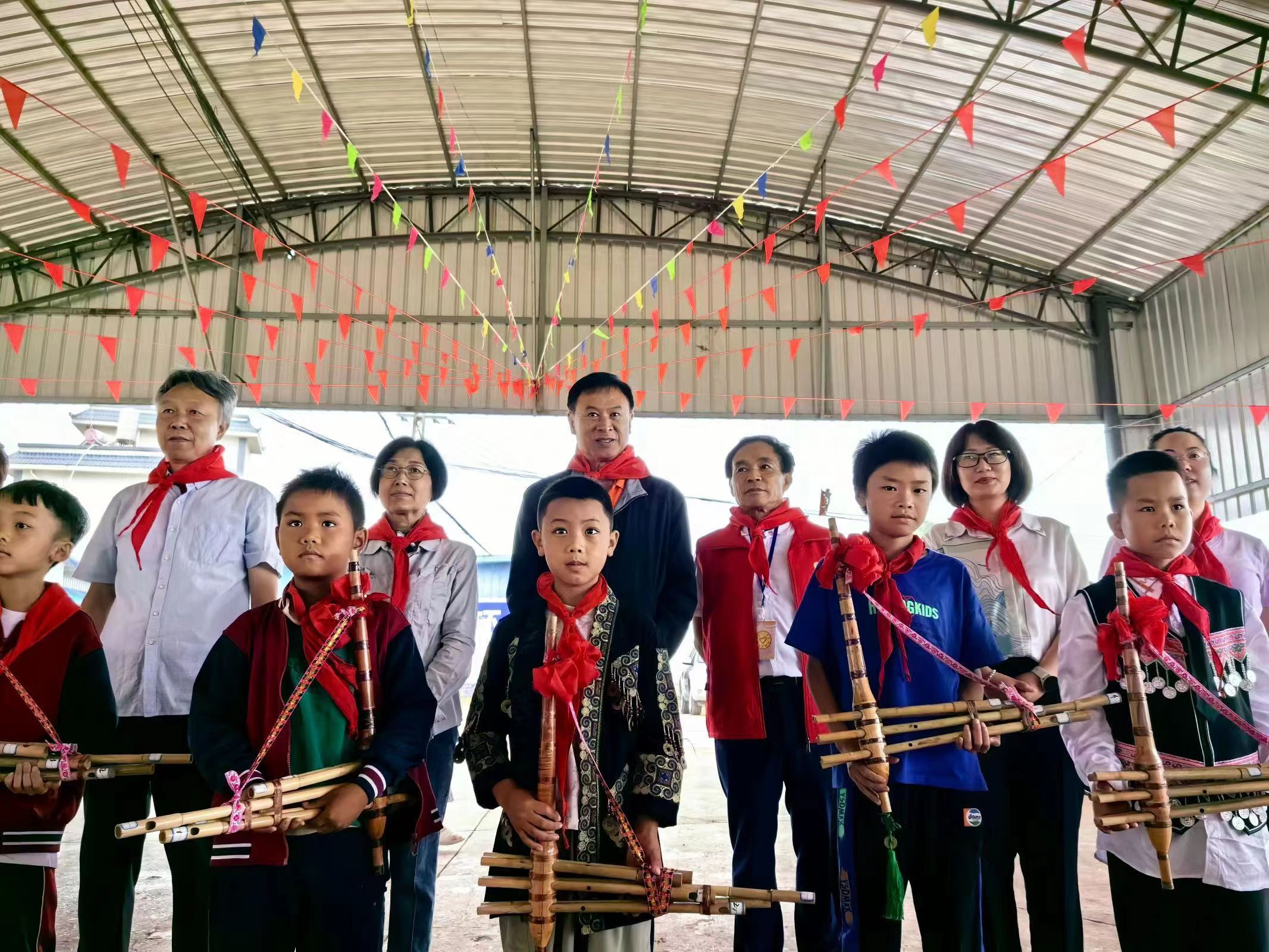 个旧市的孩子们为爱心人士表演芦笙.jpg