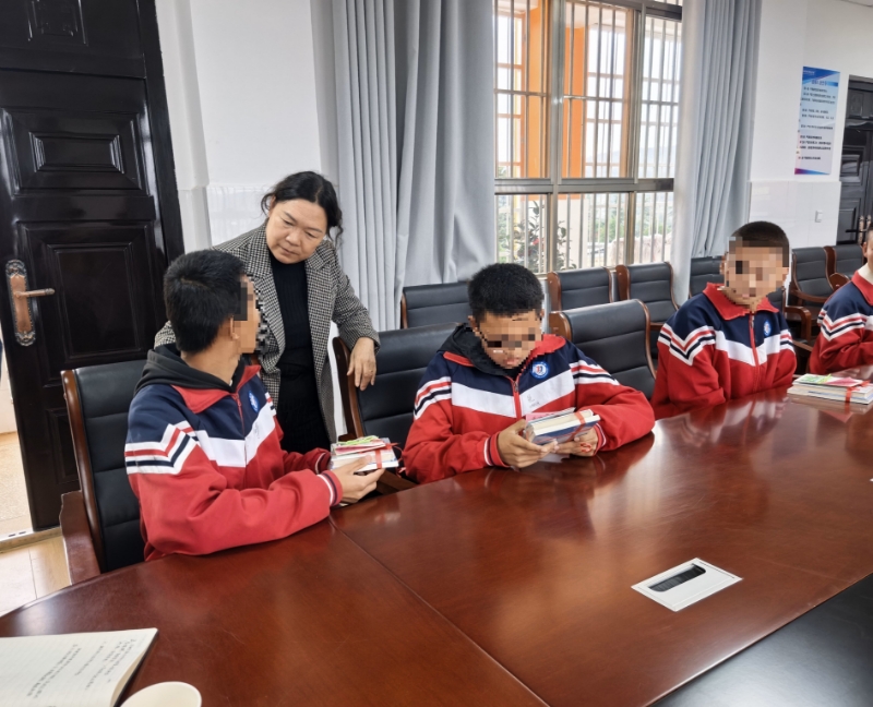 赠送书籍勉励乐观向上（拍摄者：李云）.jpg